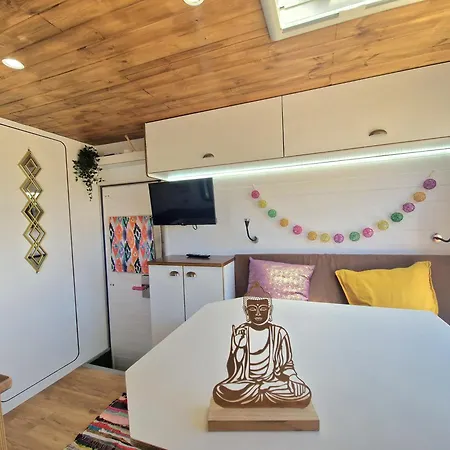 Camper Estatico Solo Alojar En El Frente Del Mar