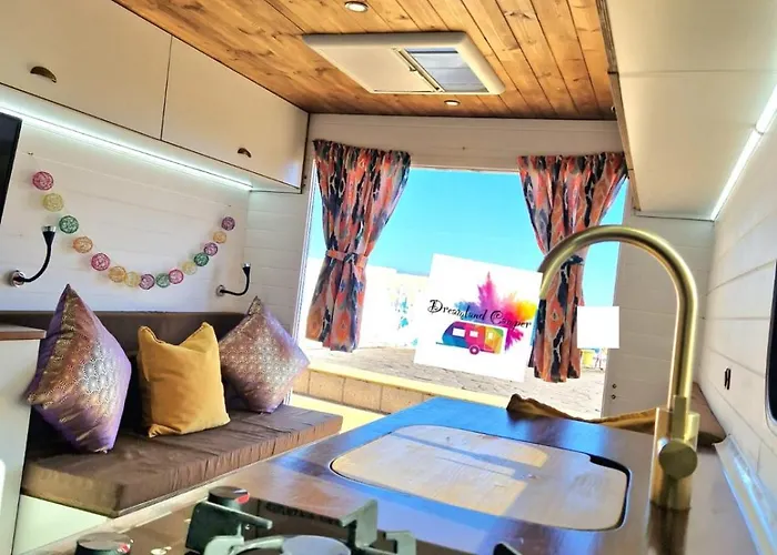 مكان تخييم Camper Estatico Solo Alojar En El Frente Del Mar