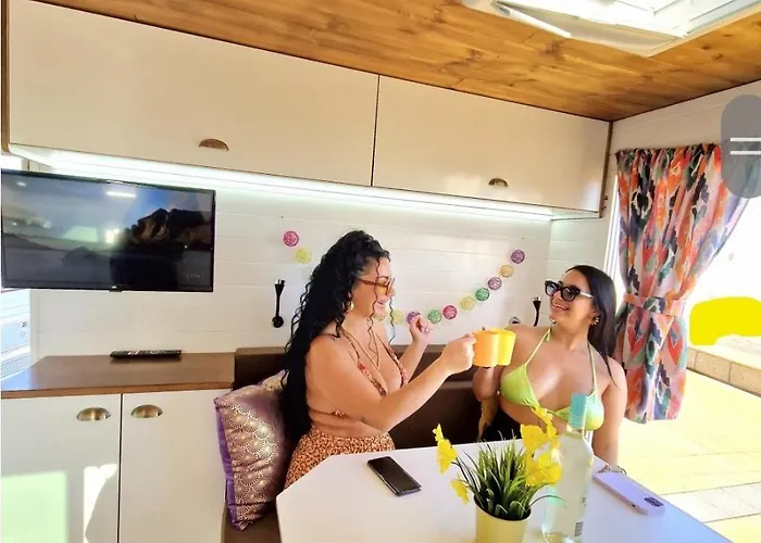 مكان تخييم Camper Estatico Solo Alojar En El Frente Del Mar