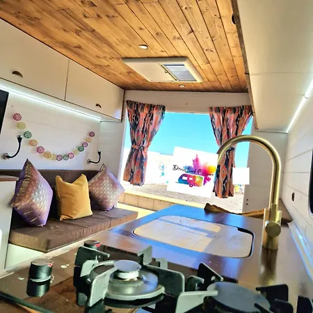 مكان تخييم Camper Estatico Solo Alojar En El Frente Del Mar