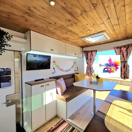 مكان تخييم Camper Estatico Solo Alojar En El Frente Del Mar