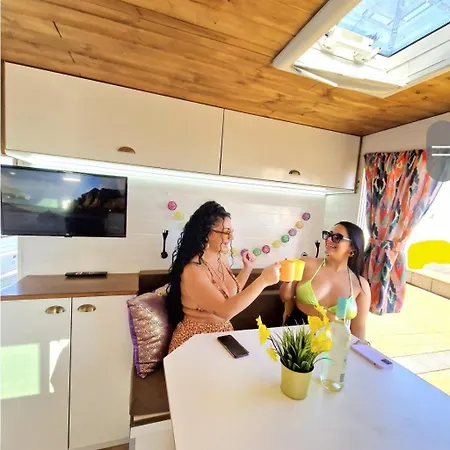 مكان تخييم Camper Estatico Solo Alojar En El Frente Del Mar